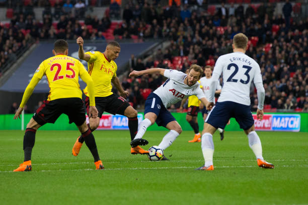 舉足輕重的 舉足輕重的